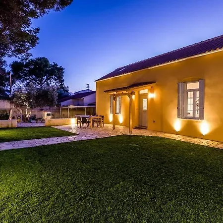 Holiday home Charming Kiklamino In Agios Mattheos