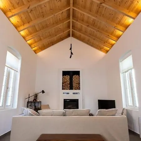 Charming Kiklamino In Agios Mattheos